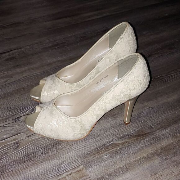 Touch Ups ivory lace peep toe heels Sz 8 - Picture 3 of 6